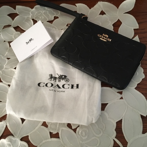 Coach Handbags - NWOT- SIGNATURE COACH WRISTLET - BLACK♣️